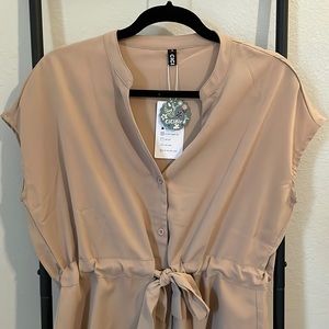 NWT Neutral cinched waist blouse for work 💼